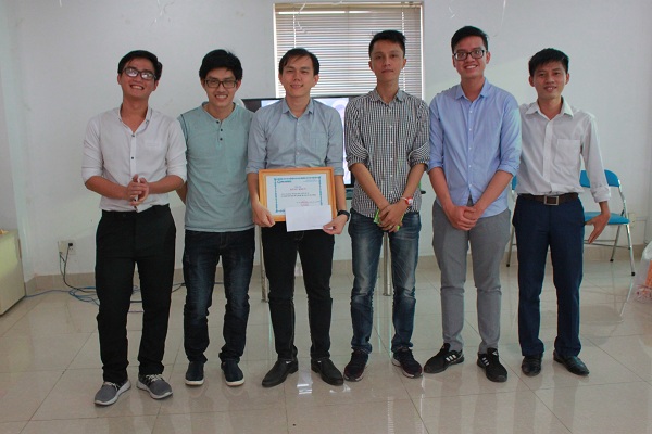 Phòng phát triển dự án nhận bằng khen với thành tích "Phòng đạt chỉ tiêu trong tháng 1" và "Phá vỡ kỷ lục phí duy trì trong tháng 2"