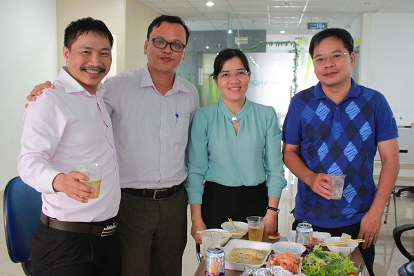 Sếp Hiếu tiếp đãi các vị khách quý của công ty