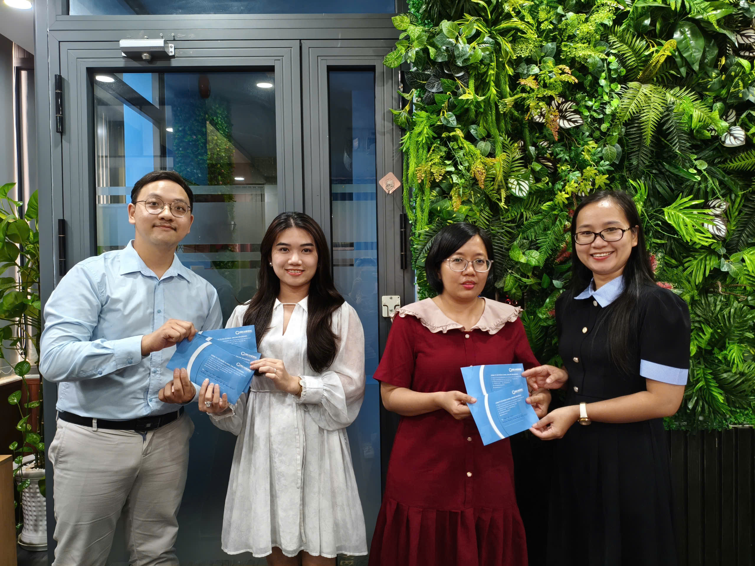 Anh Phạm Quốc Bảo - Giám đốc Tăng Trưởng đại diện Công ty trao thưởng